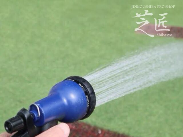 汚れやほこりが付着している場合は、水洗いをすることできれいにすることができます。ホースや水道水を使って人工芝を水洗いし、汚れを流してください。